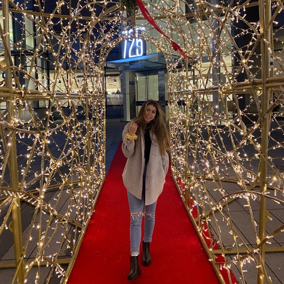 Meet your Posher, Maile - Picture 1 of 3